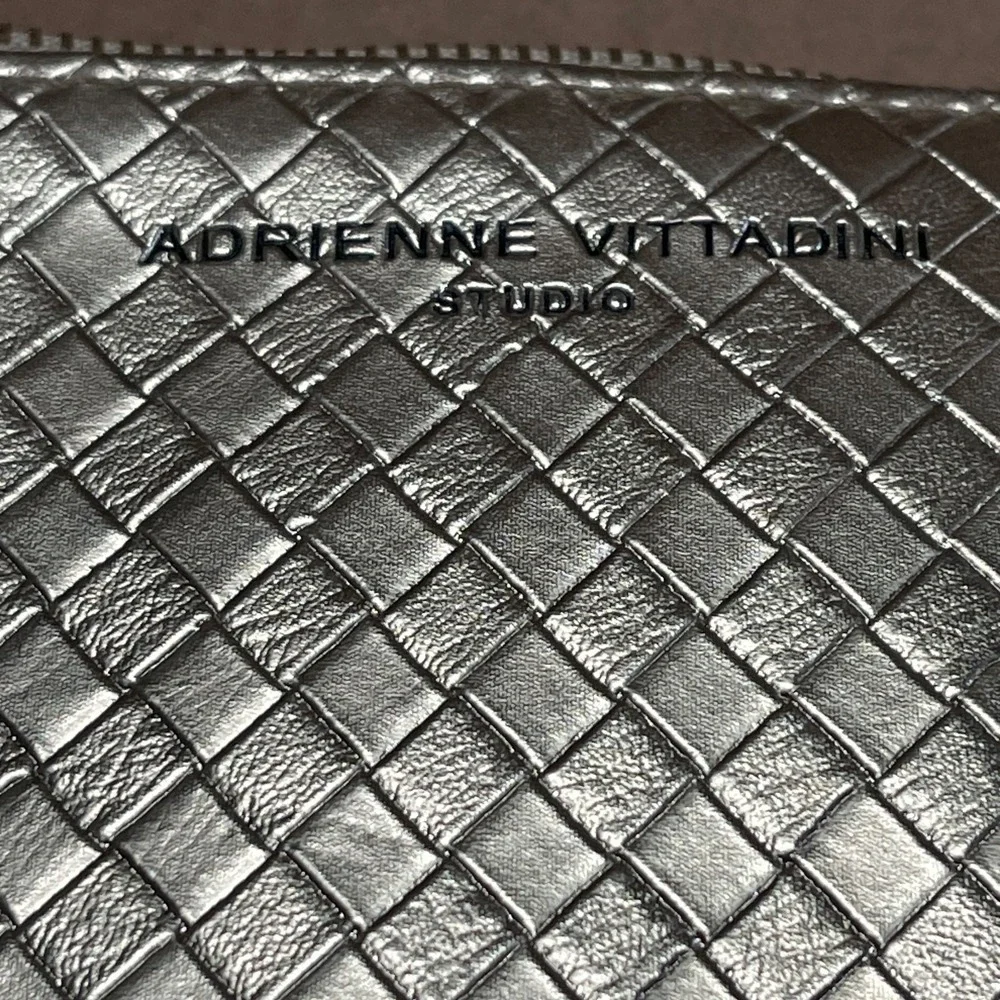 Adrienne‎ Vittadini Phone Wallet Gold Embossed Faux Leather Zipper W/Charger